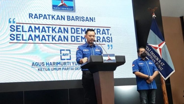 Agus Harimurti Yudhoyono atau AHY menggelar konferensi pers di kantor DPP Partai Demokrat, untuk merespons Kongres Luar Biasa PD di Sibolangit, Deli Serdang, Sumatera Utara, Jumat (5/3/2021). [Suara.com/Novian Ardiansyah]