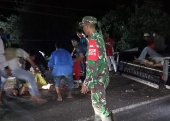 Tim medis mengevakuasi korban bus yang masuk jurang di Wado, Kabupaten Sumedang, Rabu (10/3/2021) malam. [Jabarekspres.com]