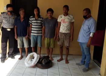 Foto ke empat tersangka tampak diborgol Polisi dan barang bukti yang berhasil dimanakan Polisi.