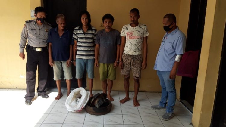 Foto ke empat tersangka tampak diborgol Polisi dan barang bukti yang berhasil dimanakan Polisi.