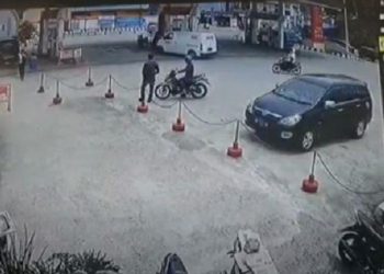 Tangkapan layar rekaman CCTV dua pelaku berboncengan motor saat akan mengambil uang setoran SPBU Rp493 juta. (Foto: iNews/Aries Fernando Manalu)