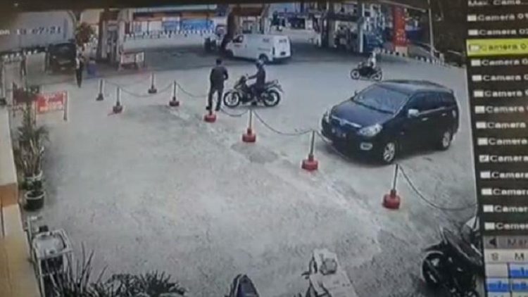 Tangkapan layar rekaman CCTV dua pelaku berboncengan motor saat akan mengambil uang setoran SPBU Rp493 juta. (Foto: iNews/Aries Fernando Manalu)