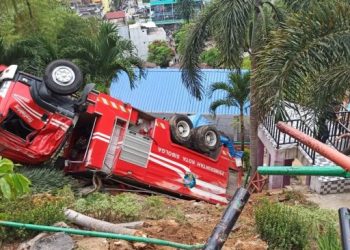 Mobil Damkar Terbalik Saat Hendak Padamkan Api. [Ist]