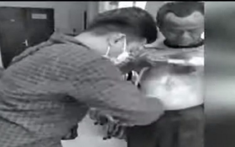 Tangkapan layar video Pria Adang Pelaku Bom Bunuh Diri