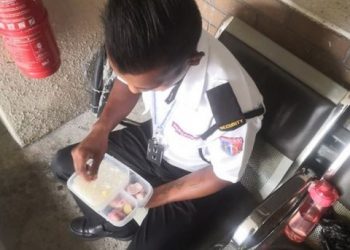 Sedih! Demi Keluarga, Satpam Ini Rela Makan Nasi dengan Bawang Mentah Foto: Facebook Apit Lid