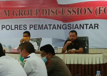 Anggota DPRD Pematangsiantar, Denny Siahaan (sebelah kanan pegang mic), saat memberikan masukan kepada peserta FGD, Senin (1/3/2021).