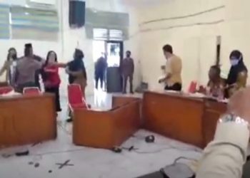 Salah satu anggota DPRD Kota Tanjungbalai membanting kursi saat RDP terkait pengurangan kuota BPJS Kesehatan bagi warga kurang mampu, Selasa (17/3/2021). (Foto: iNews/Ulil Amri)