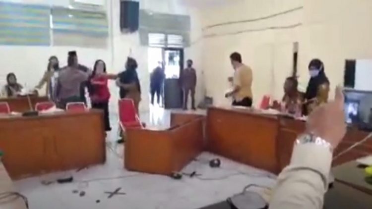 Salah satu anggota DPRD Kota Tanjungbalai membanting kursi saat RDP terkait pengurangan kuota BPJS Kesehatan bagi warga kurang mampu, Selasa (17/3/2021). (Foto: iNews/Ulil Amri)
