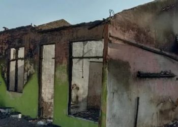 Dua unit rumah di kompleks perumahan karyawan PTPN IV Unit Kebun Teh Sidamanik ludes terbakar. (Foto: istimewa/Antara)