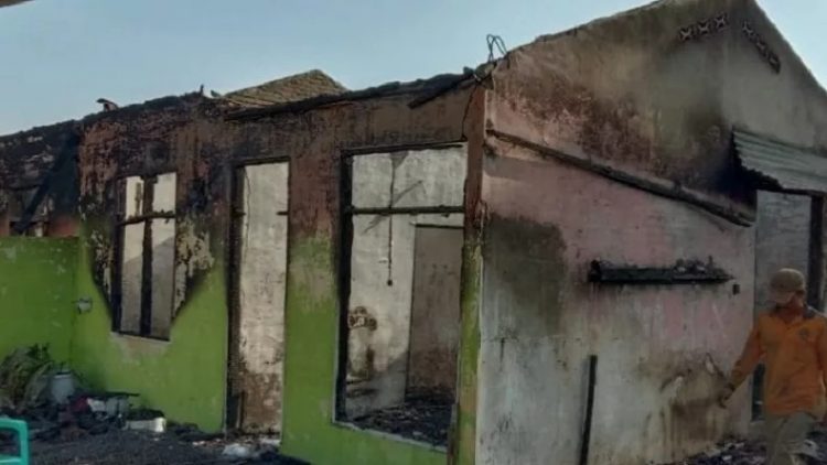 Dua unit rumah di kompleks perumahan karyawan PTPN IV Unit Kebun Teh Sidamanik ludes terbakar. (Foto: istimewa/Antara)