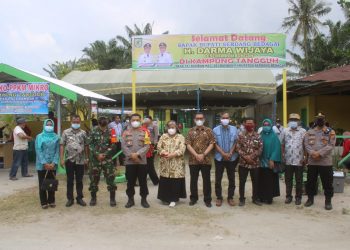 Foto bersama disela - sela peresmian Kampung Tangguh di Desa Sei Bamban.