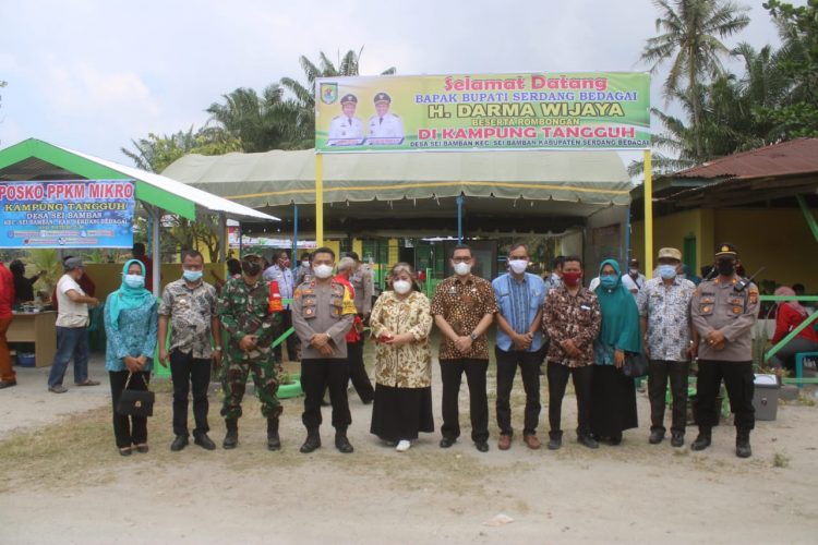 Foto bersama disela - sela peresmian Kampung Tangguh di Desa Sei Bamban.