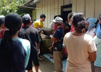 Warga saat mengevakuasi mahasiswa calon pendeta yang ditemukan tewas gantung diri di belakang gereja di Mentawai, Sumbar. (Foto: Istimewa)