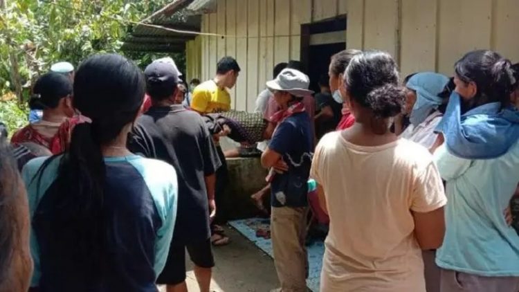 Warga saat mengevakuasi mahasiswa calon pendeta yang ditemukan tewas gantung diri di belakang gereja di Mentawai, Sumbar. (Foto: Istimewa)