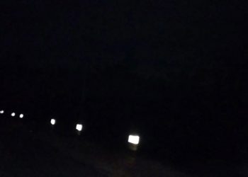 Kondisi Jalan di Bandar Khalifah tampak gelap gulita, tanpa penerangan jalan. (foto/dmk)
