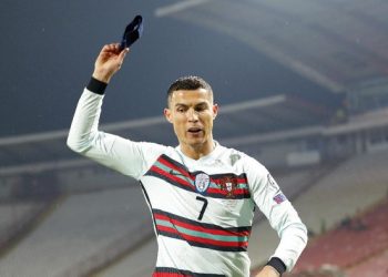 Striker Portugal, Cristiano Ronaldo, saat kesal golnya ke gawang Serbia dianulir. (Foto: Srdjan Stevanovic/Getty Images)
