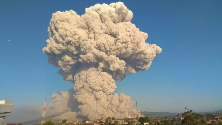 Gunung Sinabung di Kabupaten Karo kembali erupsi, Rabu (2/3/2021). (Foto: istimewa)