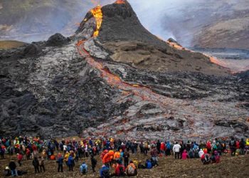 Untuk pertama kalinya dalam 900 tahun, lahar panas menyala di dekat kota Islandia, Reykjavik. Wisatawan berbondong-bondong melihat letusan gunung tersebut. Foto: (AFP)