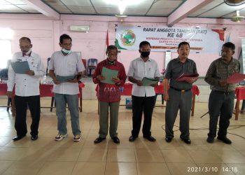 Foto bersama usai acara pemilihan pengurus dan pengawas Koperasi Guper Perdagangan.