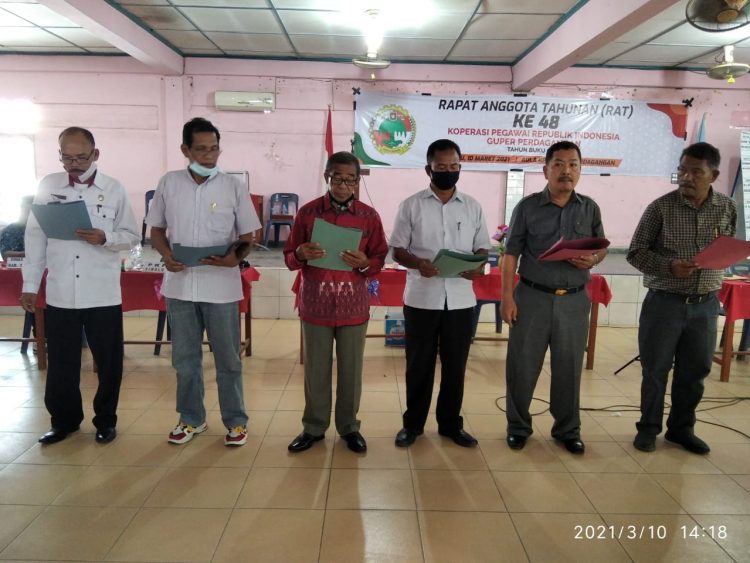 Foto bersama usai acara pemilihan pengurus dan pengawas Koperasi Guper Perdagangan.