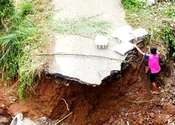 Jalan penghubung antar Desa di Angkola Barat ambles sepanjang 50 Meter (Foto : Istimewa)