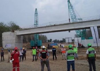 Para pekerja saat melakukan pembangunan ruas tol Kualatanjung-Tebingtinggi-Parapat. (Foto:Antara/istimewa)