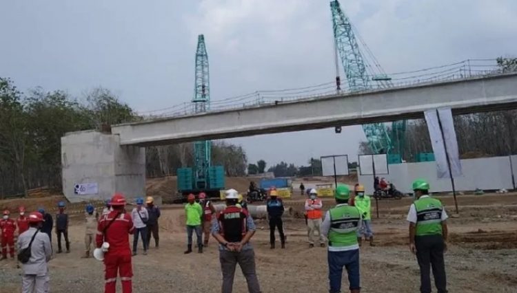 Para pekerja saat melakukan pembangunan ruas tol Kualatanjung-Tebingtinggi-Parapat. (Foto:Antara/istimewa)