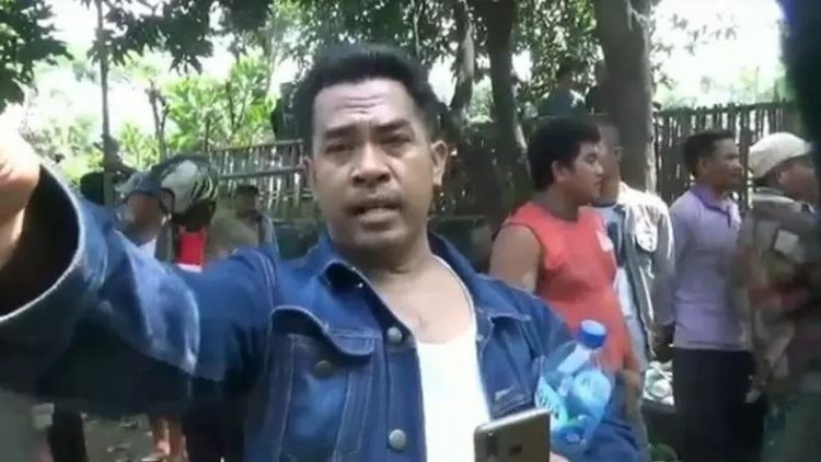 Eko Martono, usai memergoki istrinya Rini Kusmiati, Kepala Desa (Kades) Wotagalih, Kecamatan Nguling dengan perangkat desa bernama Salam. (Foto: iNews/Jaka Samudra) 