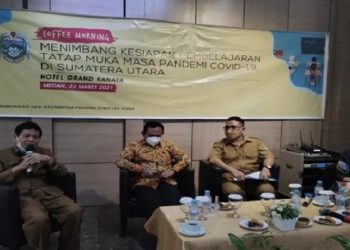 Kepala Dinas Pendidikan Sumut Syaifuddin, INke Nadia Lubis dan Abdul Rahim Siregar saat mengelar diskusi terkait persiapan pembelajaran tatap muka di Sumut, Selasa (23/3/2021). (Foto: Antara)