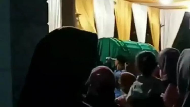 Suasana di rumah duka yang dipenuhi dengan warga dan tamu undangan setelah calon pengantin meninggal di Pasuruan, Jatim. (Foto: iNews/Jaka Samudra)