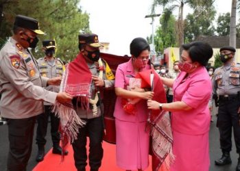 Irjen RZ Panca Putra Simanjuntak dipakaikan kain Ulos Batak saat tiba Mapolda Sumut. [Ist]