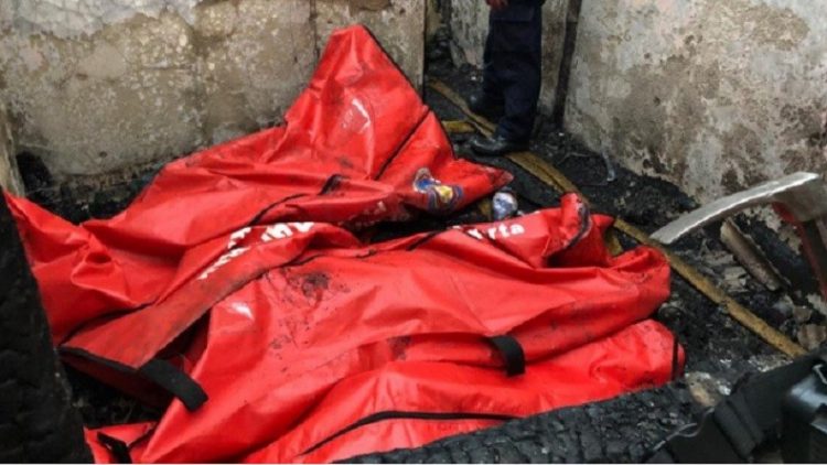 Korban kebakaran di permukiman padat penduduk di Jalan Pisangan Baru III RT.06/10, Matraman, Jakarta Timur, Kamis (25/3/2021). (Foto: Antara).