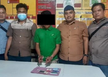 Tersangka Wahyu Putra Pratama saat diamankan di Polsek Tigapanah. (Foto: istimewa)