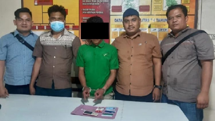 Tersangka Wahyu Putra Pratama saat diamankan di Polsek Tigapanah. (Foto: istimewa)