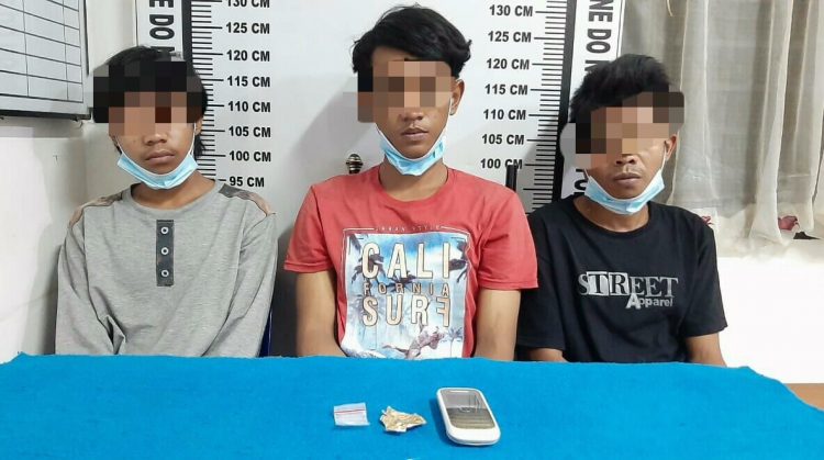 Foto ketiga tersangka dan barang bukti sabu yang diamankan Polisi.