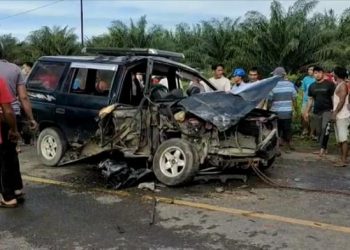 Kondisi salah satu mobil yang ringsek pasca-kecelakaan beruntun di Jalinsum, Kabupaten Batu Bara. (Perdana Ramadhan/detikcom)