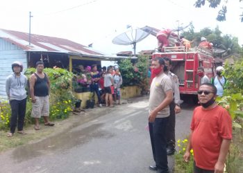 Petugas pemadam kebakaran dan polisi saat turun ke lokasi kejadian.