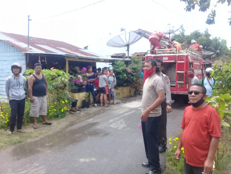 Petugas pemadam kebakaran dan polisi saat turun ke lokasi kejadian.