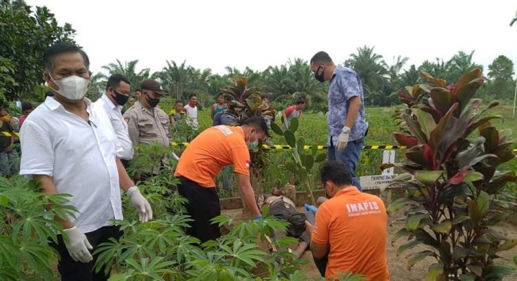 Petugas kepolisian saat identifikasi mayat korban.