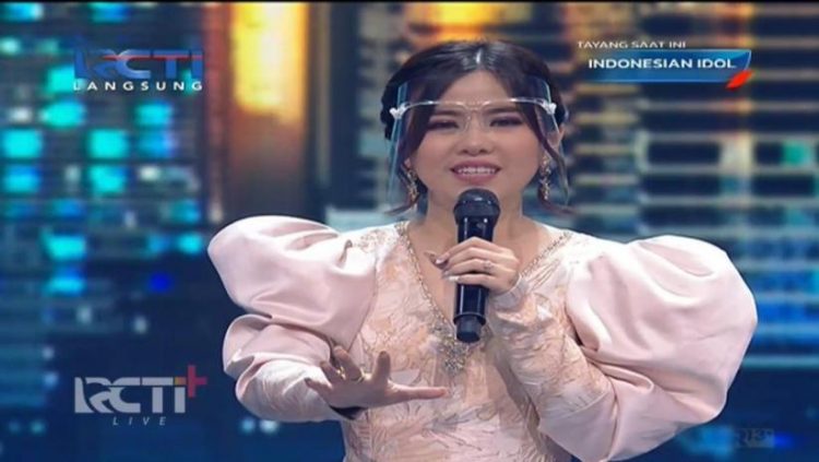 Tereliminasi di babak Top 4 Indonesian Idol, Melisa mengucapkan terima kasih telah bertahan selama ini. (Foto: RCTI)