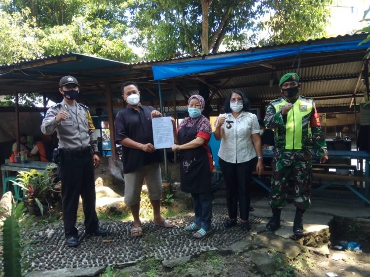 Bhabinkamtibmas dan Babinsa, serta perangkat terkait, melaksanakan himbauan dan membagikan surat edaran Wali Kota Pematangsiantar tentang penerapan Pemberlakuan Pembatasan Kegiatan Masyarakat (PPKM) Mikro.