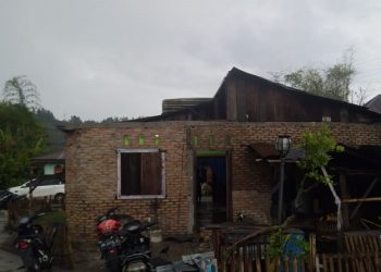 Puluhan rumah rusak diterjang angin puting beliung di Kabupaten Tapanuli Utara, Sumut, Senin (8/3/2021). (Foto: Okezone/Robert Fernando H Siregar)