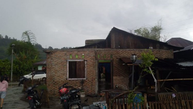 Puluhan rumah rusak diterjang angin puting beliung di Kabupaten Tapanuli Utara, Sumut, Senin (8/3/2021). (Foto: Okezone/Robert Fernando H Siregar)