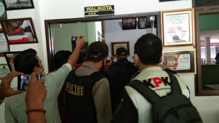 KPK saat memeriksa ruangan kerja Wali Kota Tanjungbalai.