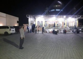Petugas mengamankan rumah ibadah.