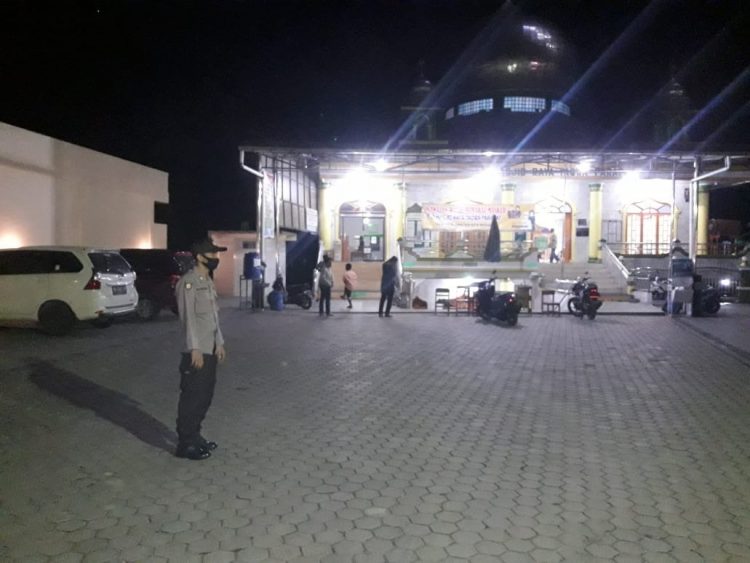 Petugas mengamankan rumah ibadah.