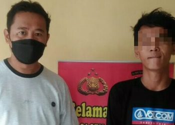 Pelaku penganiayaan (kaos hitam) yang diamankan Polsek Perbaungan.