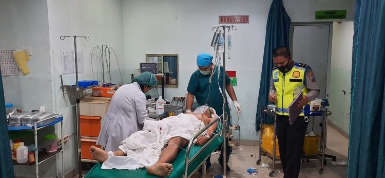 Korban Aditya Yarman Saragih saat dirawat di RS Vita Insani Siantar akibat kecelakaan.