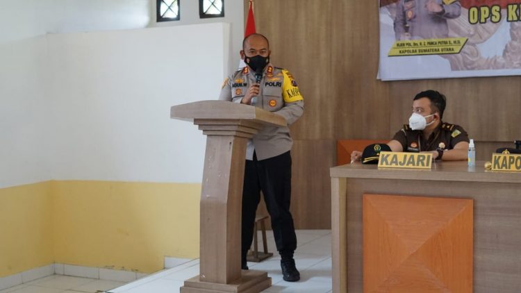 Kapolres Simalungun, AKBP Agus Waluyo SIK, saat memberikan arahan.