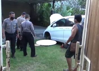 Pemuda di Denpasar, Bali tewas tertindih mobil saat hendak menyelamatkan anjing, Kamis (15/4/2021). (Foto: iNews.id/Aris Wiyanto)